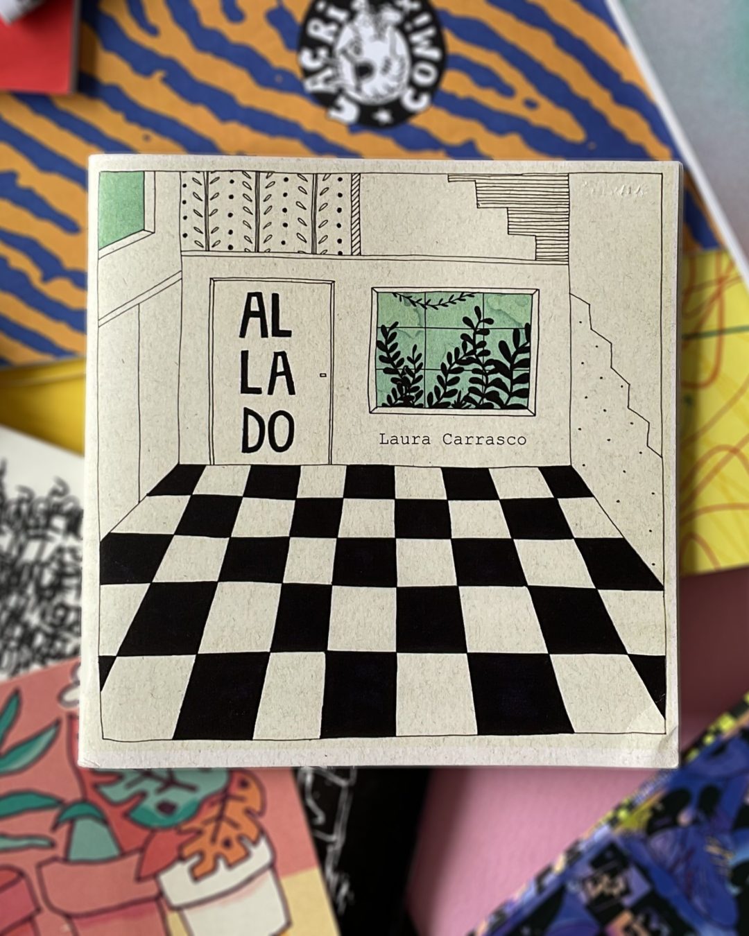 AL LADO